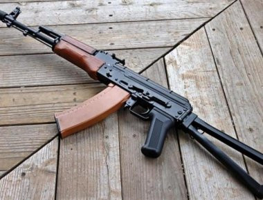 Χανιά: Σύλληψη 18χρονου για κατοχή Καλάσνικοφ και κροτίδων